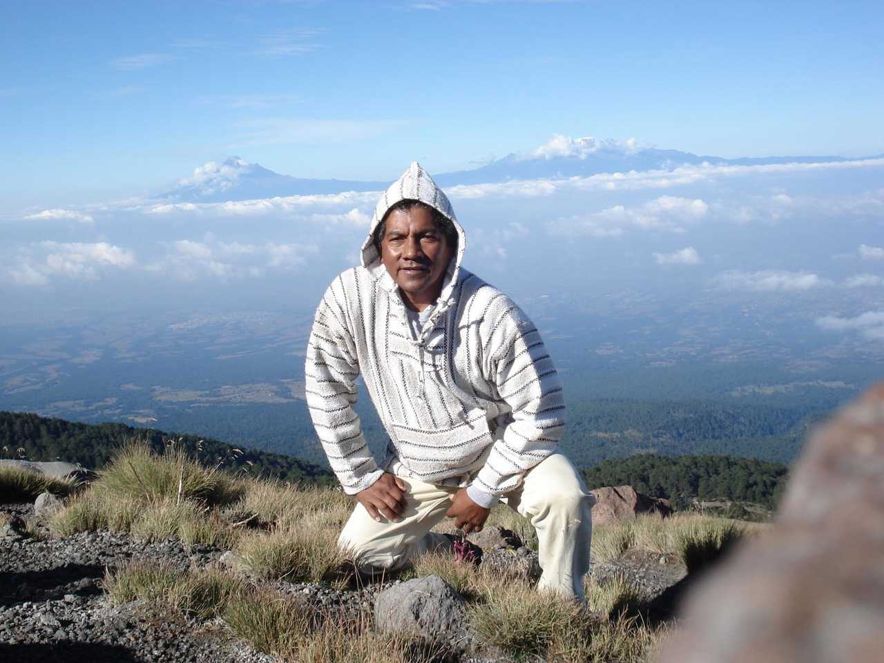 mexicain devant une vue panoramique en altitude au Mexique