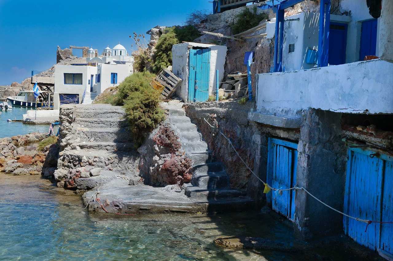 Milos, village de bord de mer des cyclades