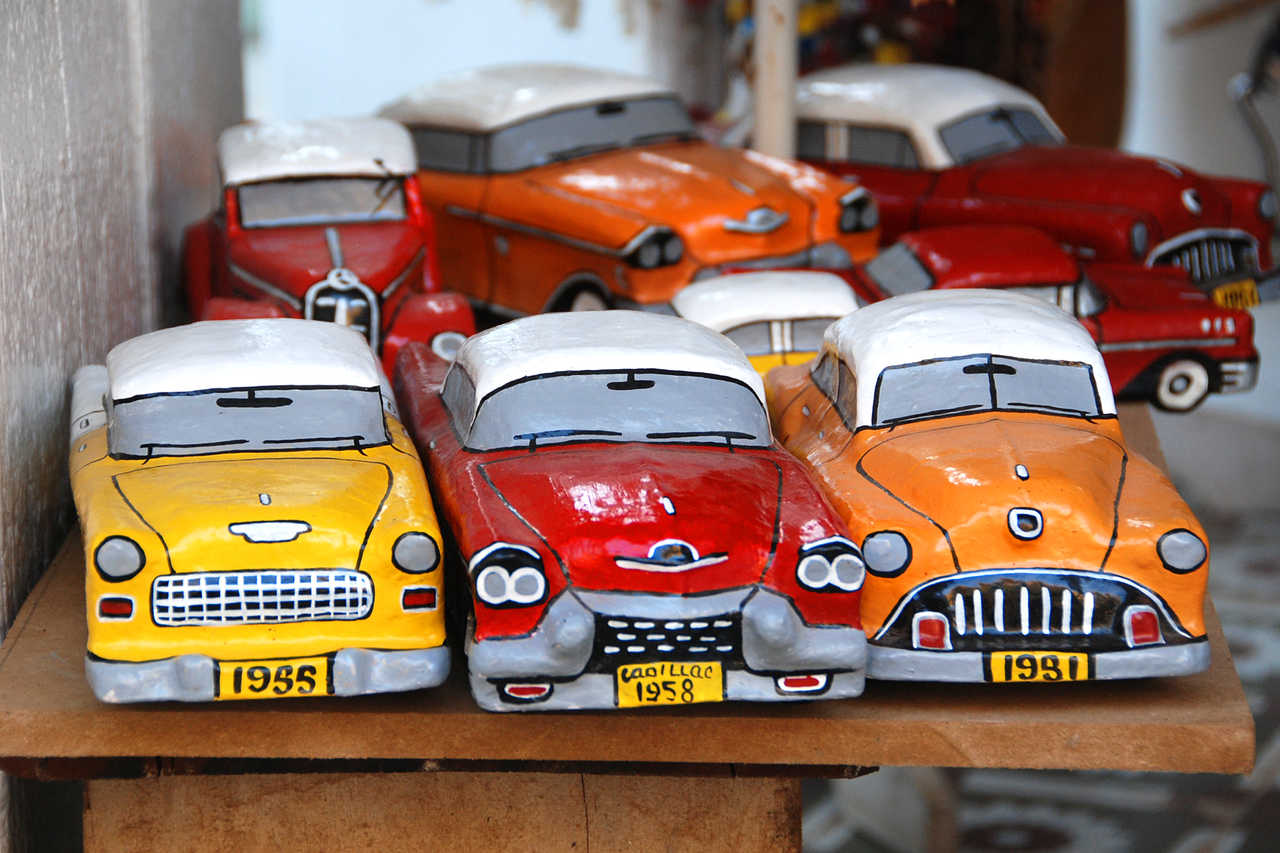 Miniature de voitures cubaines, artisanat sur un marché de Vinales à Cuba