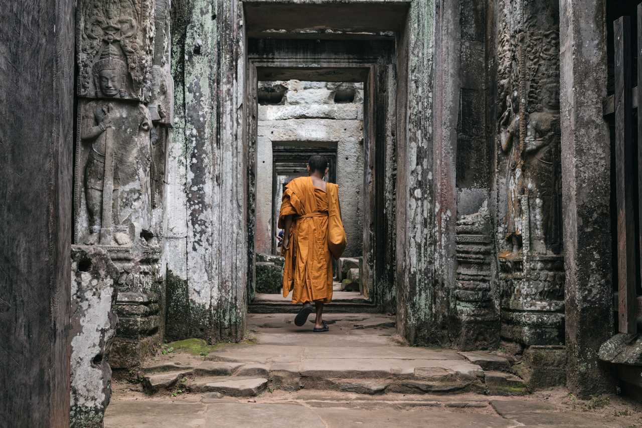 Moine bouddhiste dans le temple d'Angkor au Cambodge