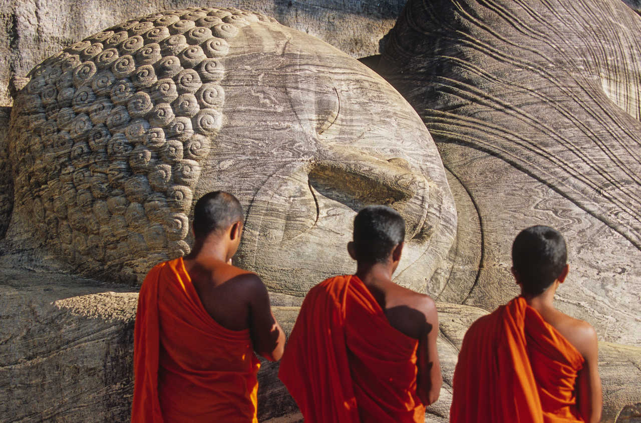 Moines bouddhistes en prière à Polonnarwa Sri Lanka
