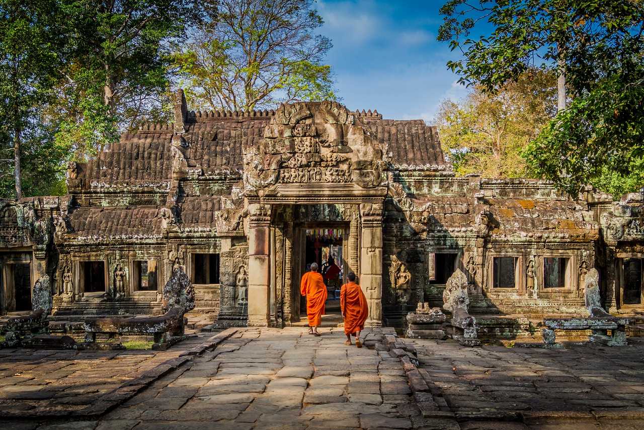 Moines dans un temple d'Angkor, Cambodge