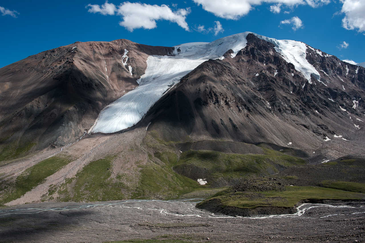 Montagne enneigée dans le Kharkhiraa