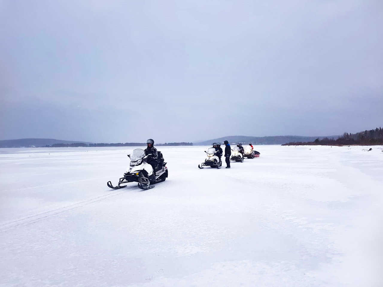 Motoneige sur le lac gelé du réservoir Taureau au Canada