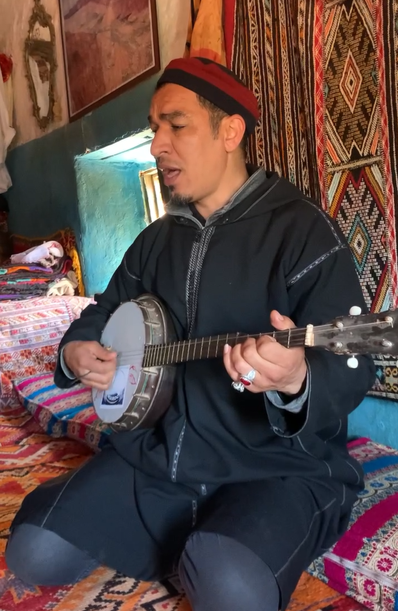 Musicien dans une maison traditionnelle