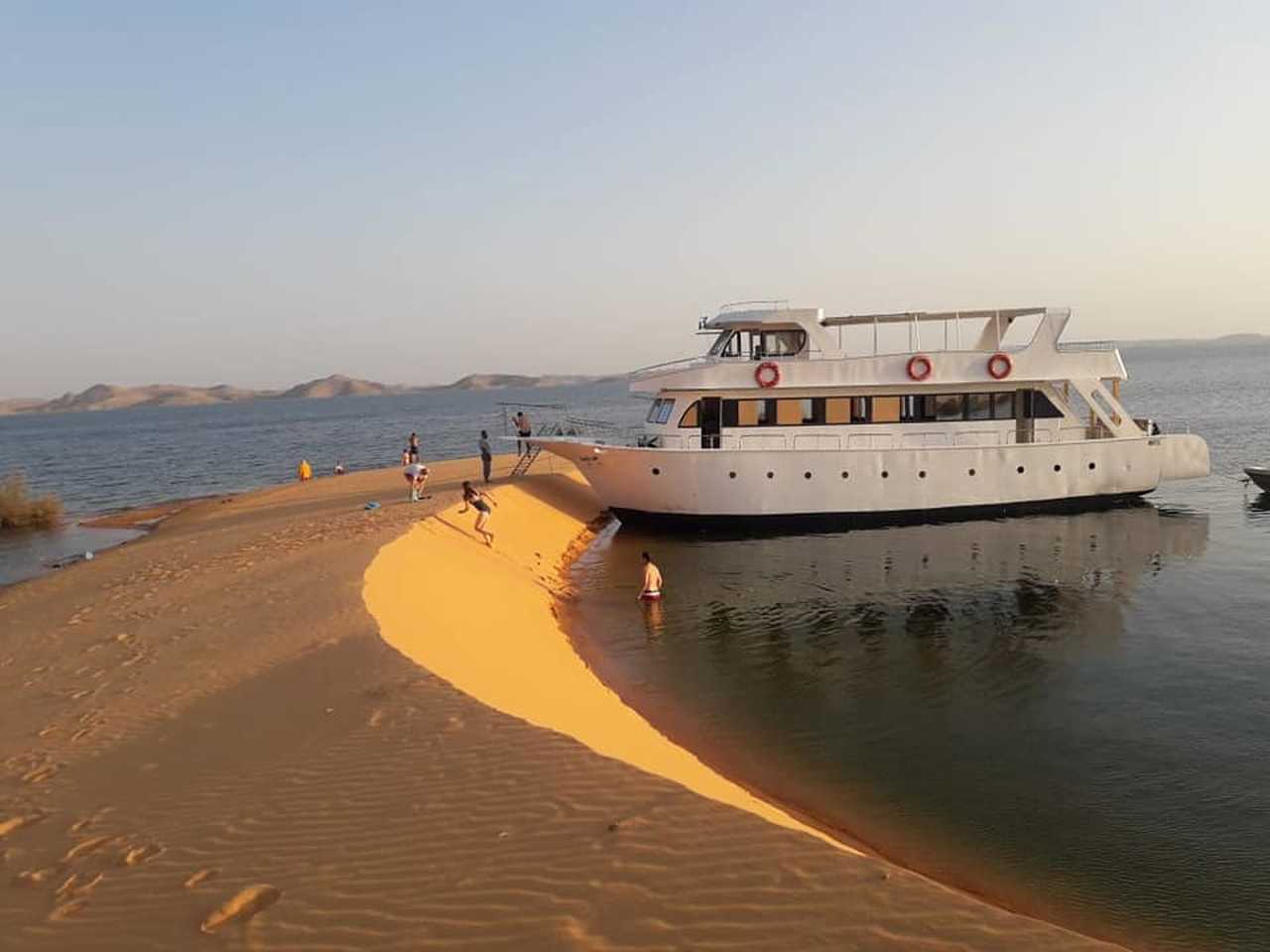 Notre bateau accoste sur la dune, Lac Nasser, Egypte