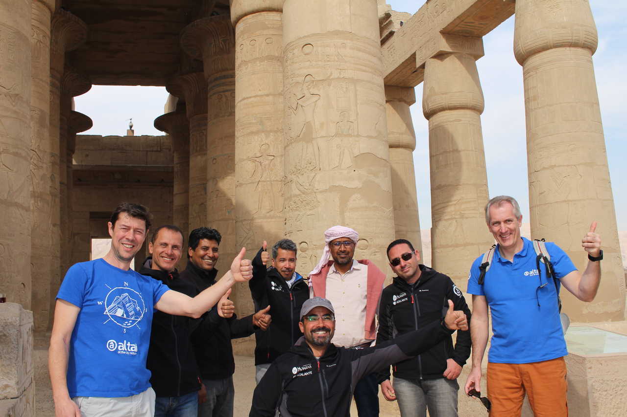 Notre équipe locale en Egypte devant un temple à Louxor
