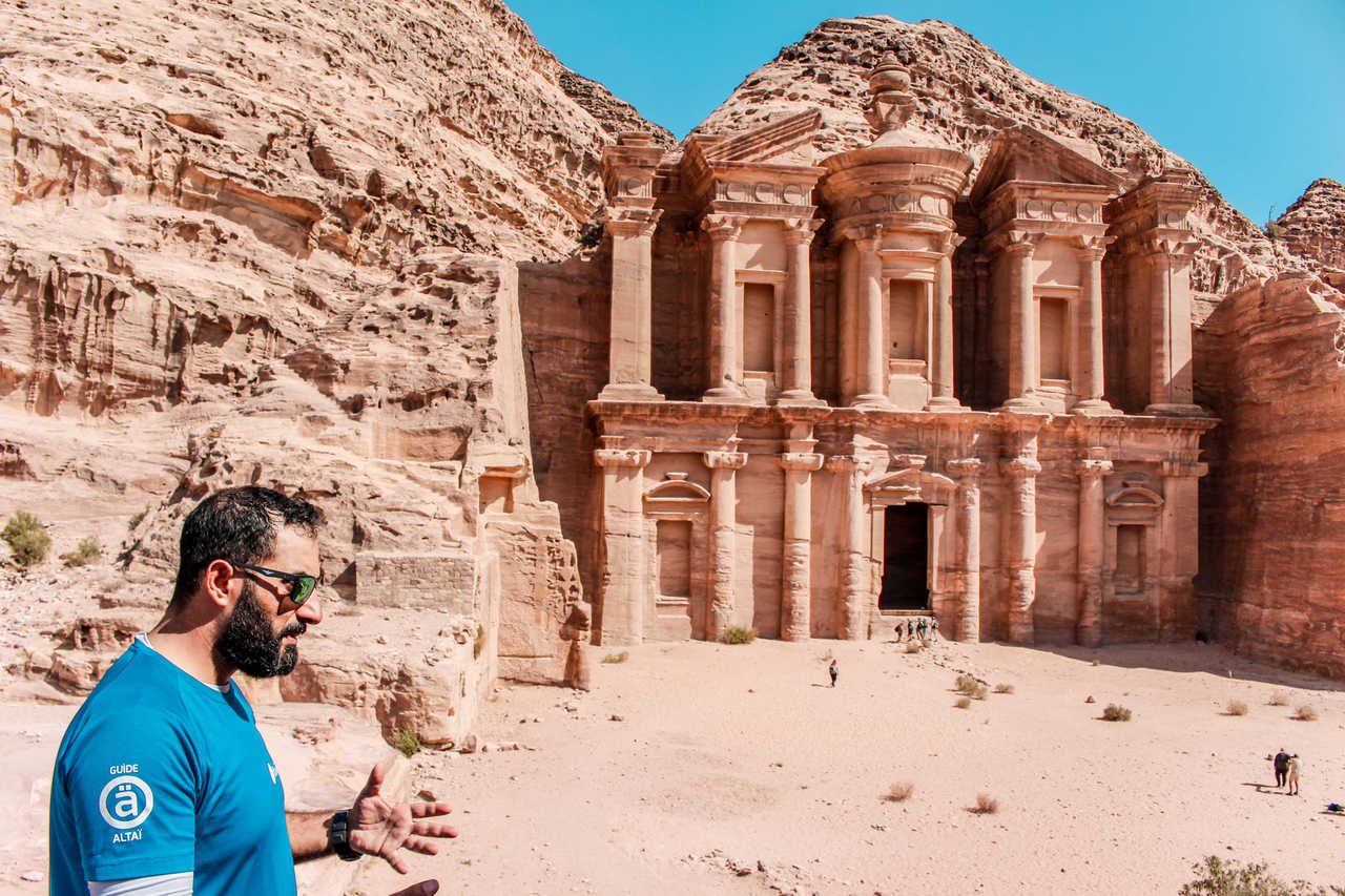 Notre guide Altaï devant le Deir à Pétra en Jordanie