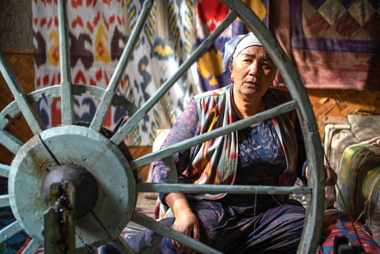 Ouzbékistan, dans la ville de Margilan, une femme fabrique des fils de soie de manière traditionnelle