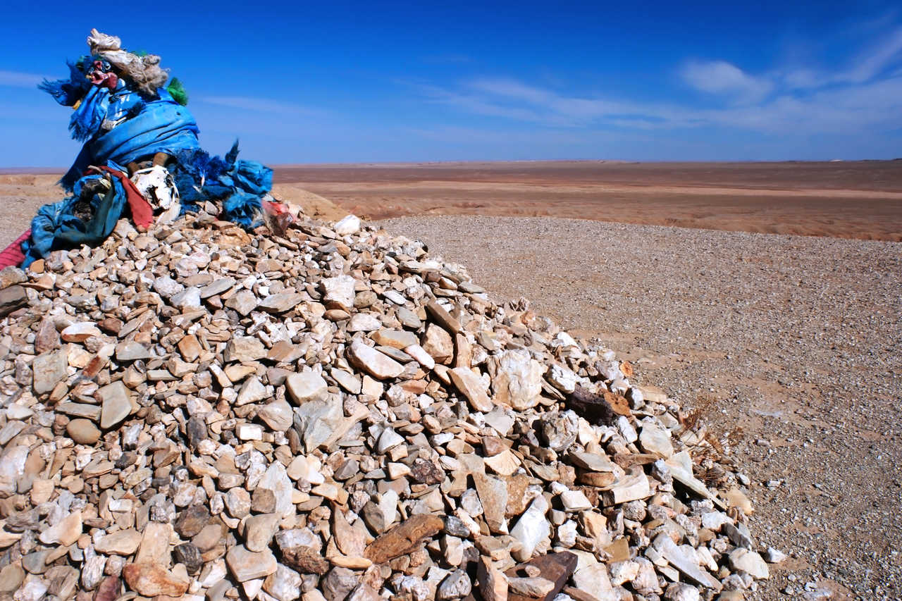 Ovoo, cairn chamanique dans le désert de Gobi en Mongolie