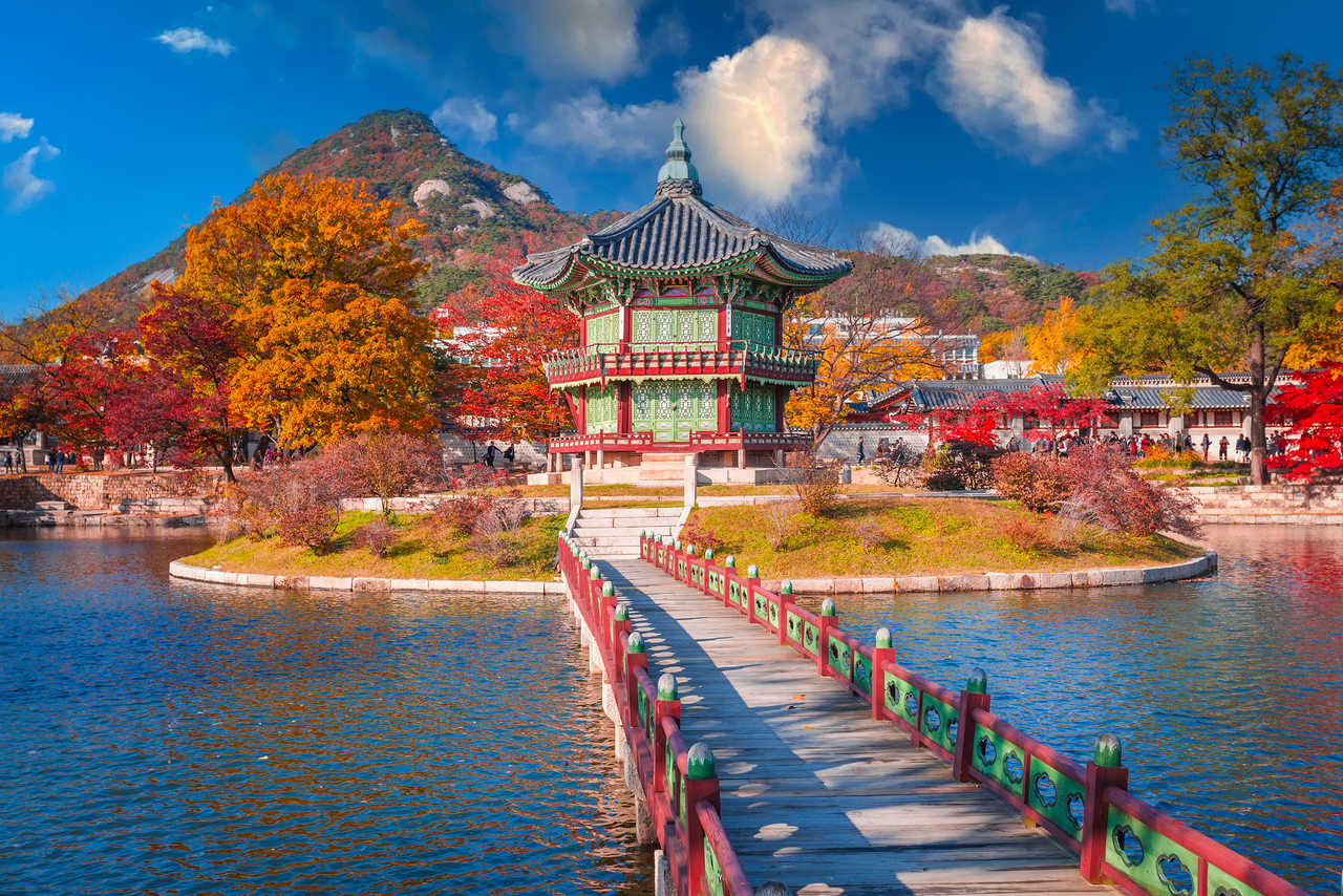 Palais Gyeongbokgung en automne, lac avec ciel bleu, Séoul, Corée du Sud