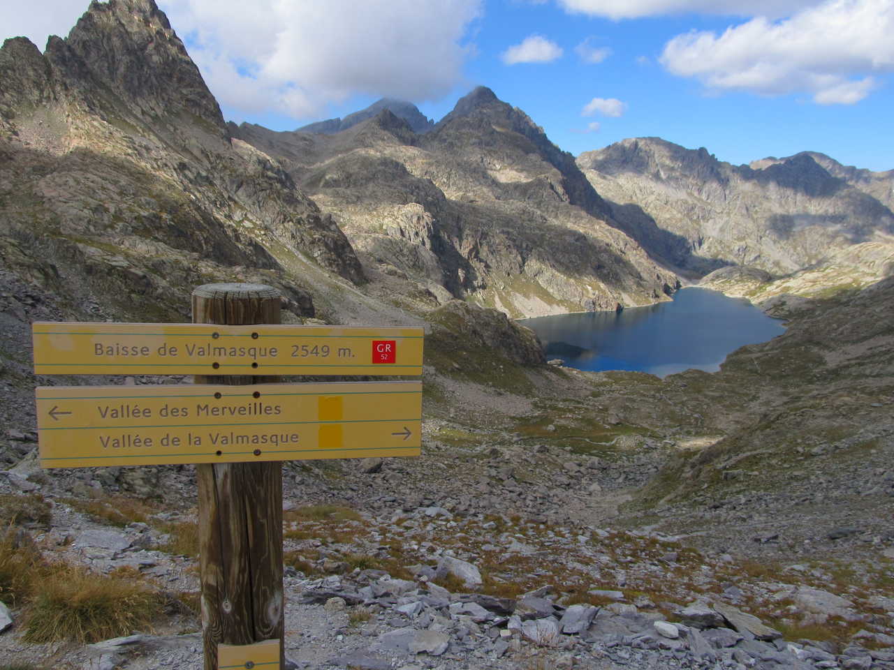 panneau d'itinéraire dans le Parc national du Mercantour dans les Alpes en France