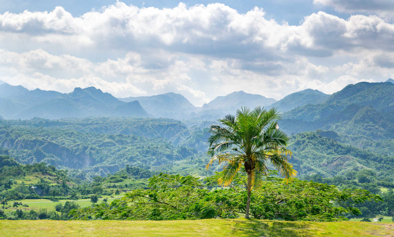 Panorama avec vue sur les forêts tropicales et les montagnes, Pampanga, Luzon, Philippines