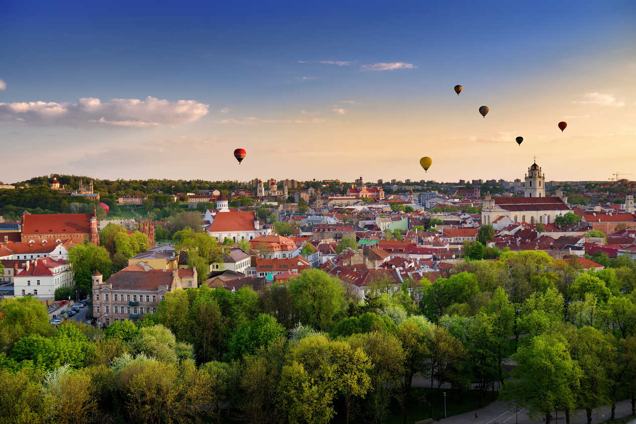 panorama de la vieille ville de Vilnius avec des montgolfières dans le ciel