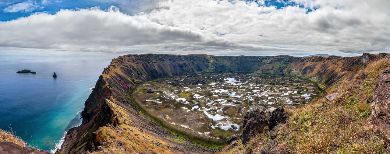 Panorama sur le cratère du volcan Rano Kau sur l'île de Pâques au Chili