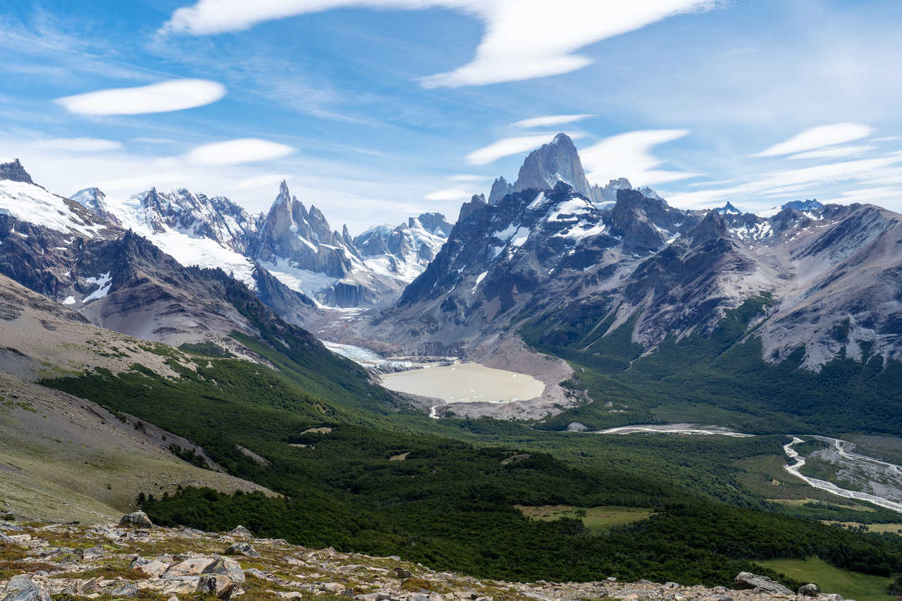 Panoramique exceptionnel sur les massifs du Fitz Roy et du Cerro Torre depuis le sommet du Pliegue del Tumbado à El Chaltén en Patagonie argentine.