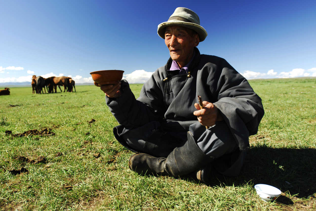 Partage d'un bol d'airag, le lait de jument fermenté,  steppe et hospitalité mongoles
