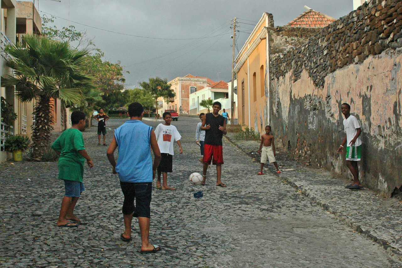 Partie de football à Sao Felipe avec des enfants locaux