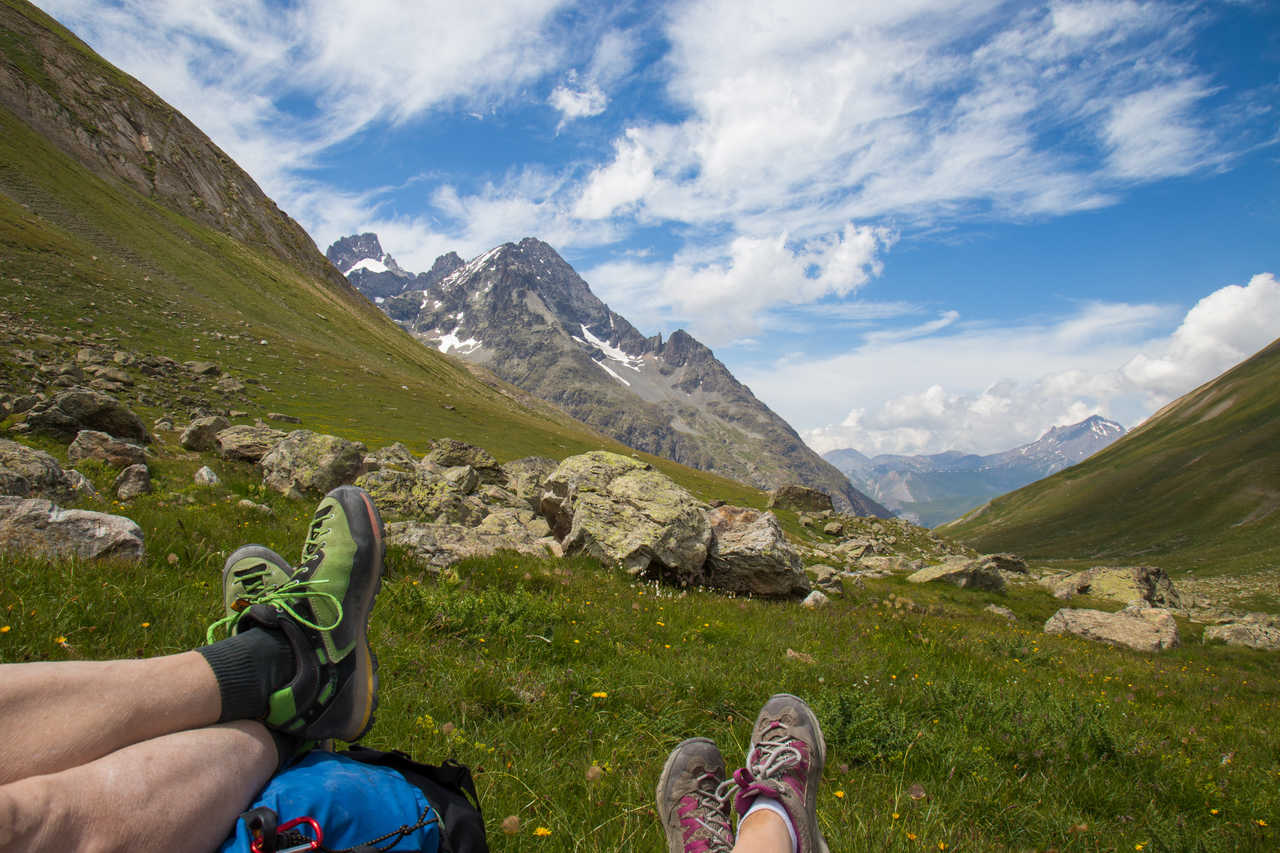 Pause lors d'une randonnée au col d'Arsine, Parc National des Ecrins, Alpes du sud