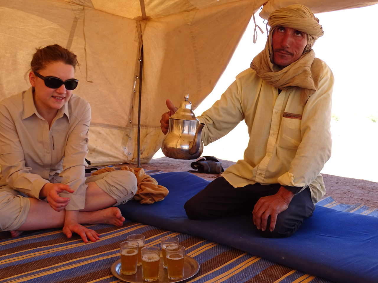 Pause thé sous la khaïma, Maroc
