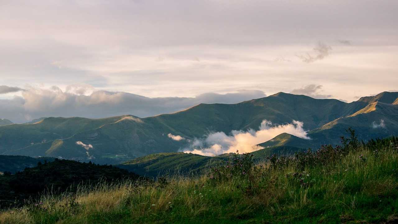 Paysage brumeux du pays Basque, Pyrénées
