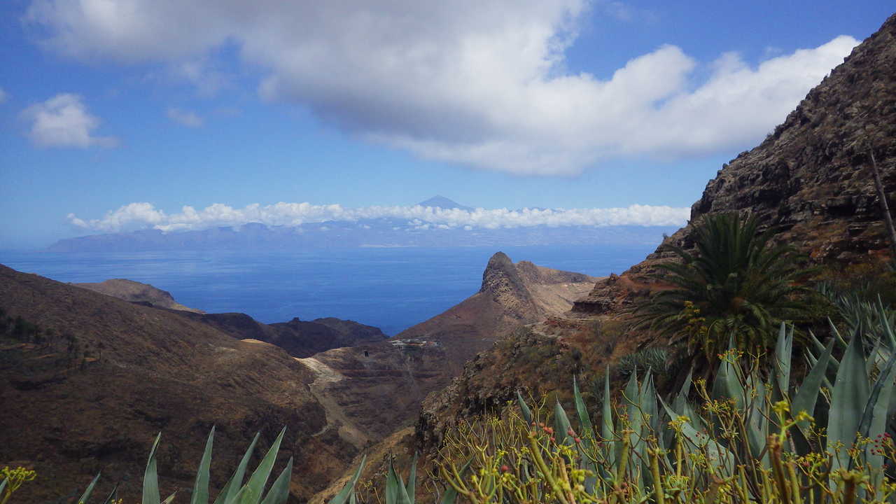 Paysage de la Gomera et le Teide enneigé en fond, Gomera, Canaries