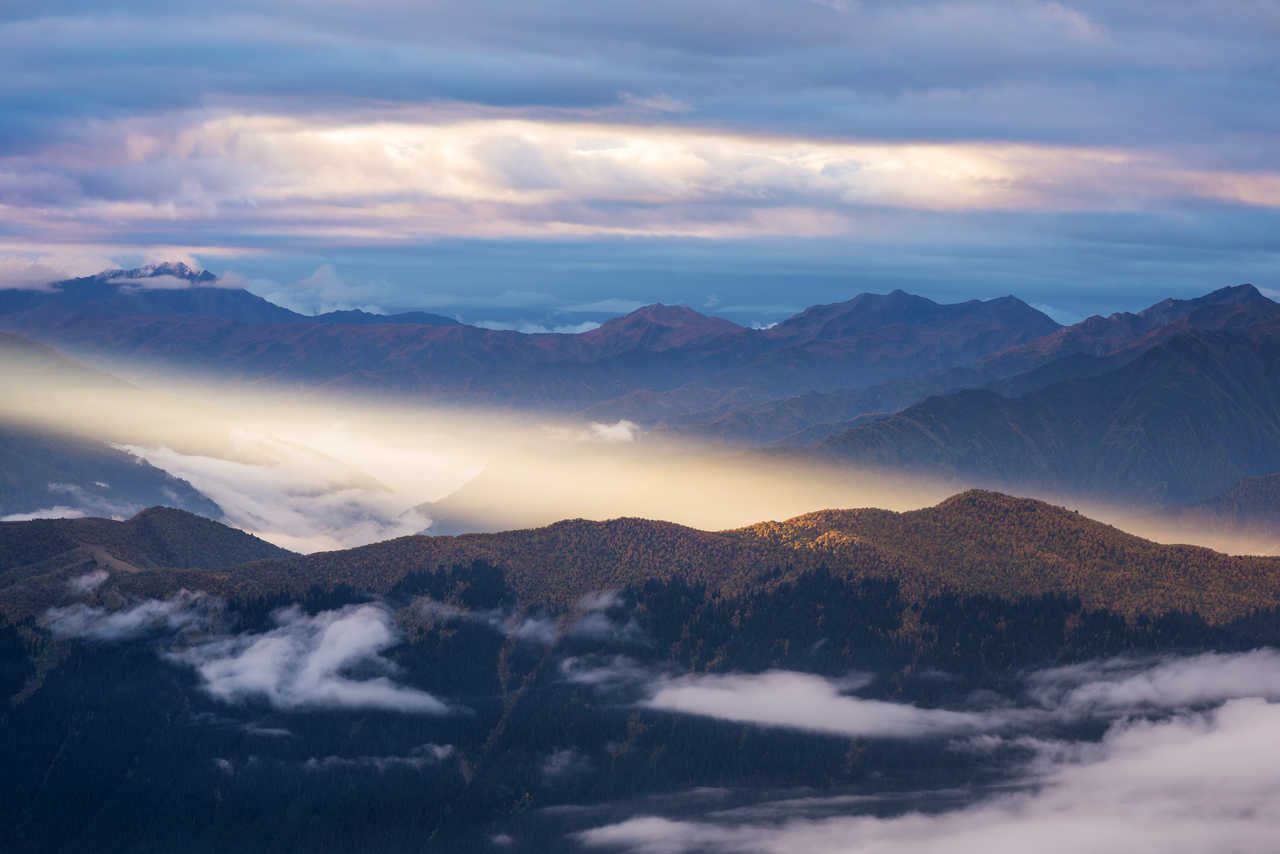 Paysage de montagne avec une lumière du soleil, Géorgie, Caucase