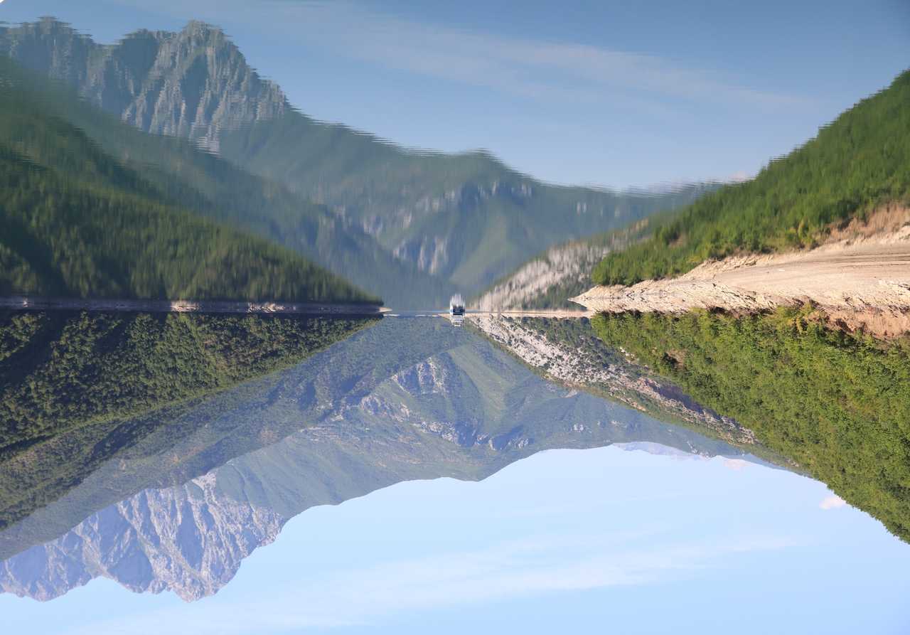 Paysage du lac Korman en Albanie