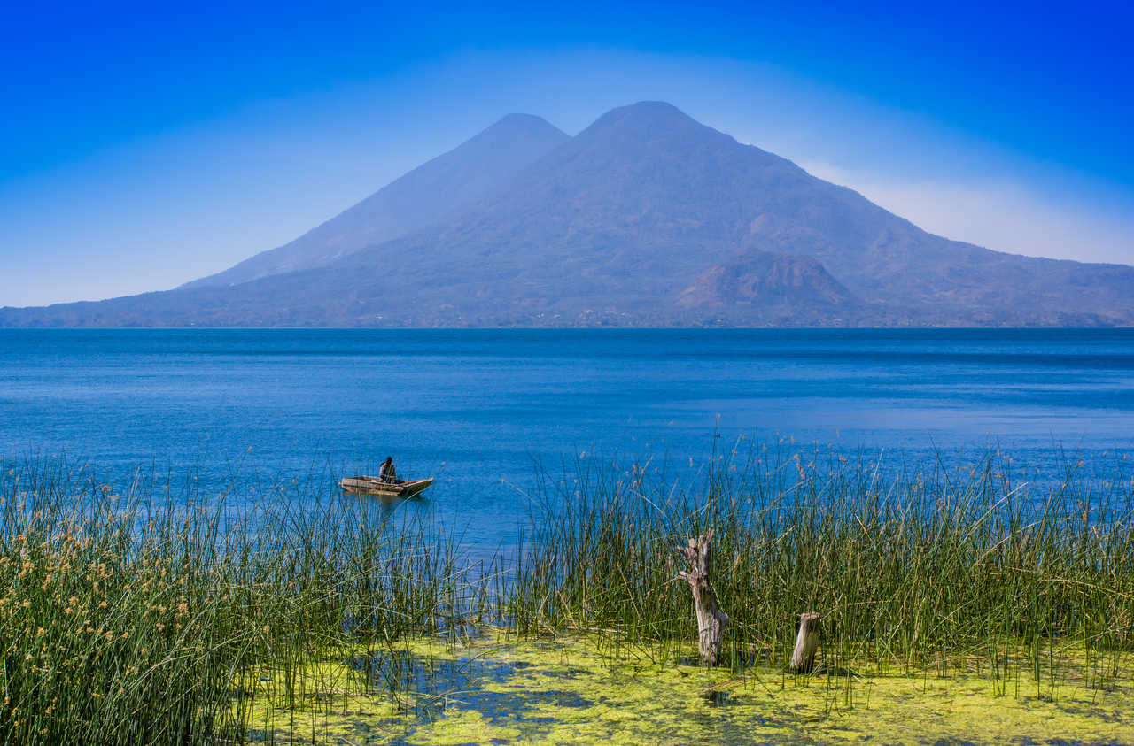 Paysage paisible du Lac Atitlán avec le volcan San Pedro en arrière plan
