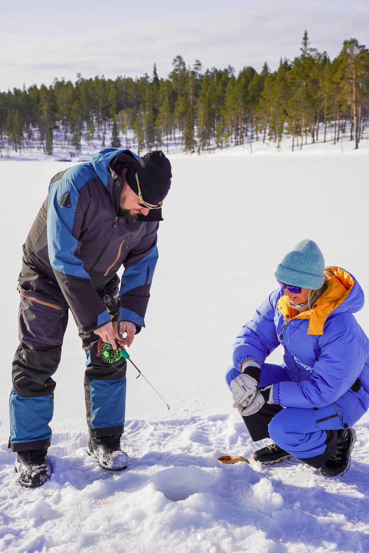 Pêche blanche sur un lac en Laponie suédoise