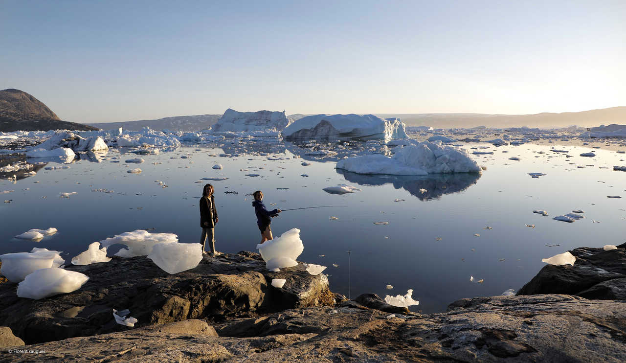 Pêche parmi les icebergs au Groenland