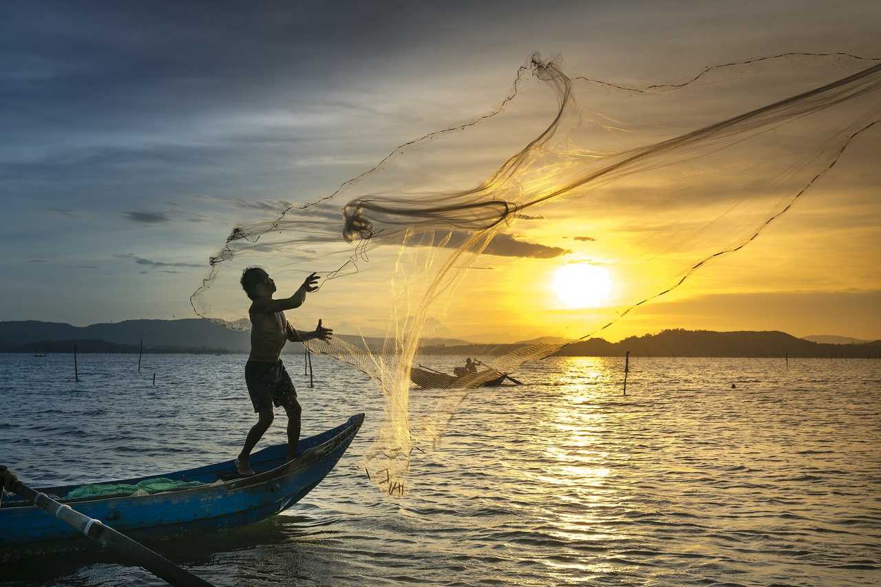 Pêcheur dans la lagune de Tam Giang au Vietnam