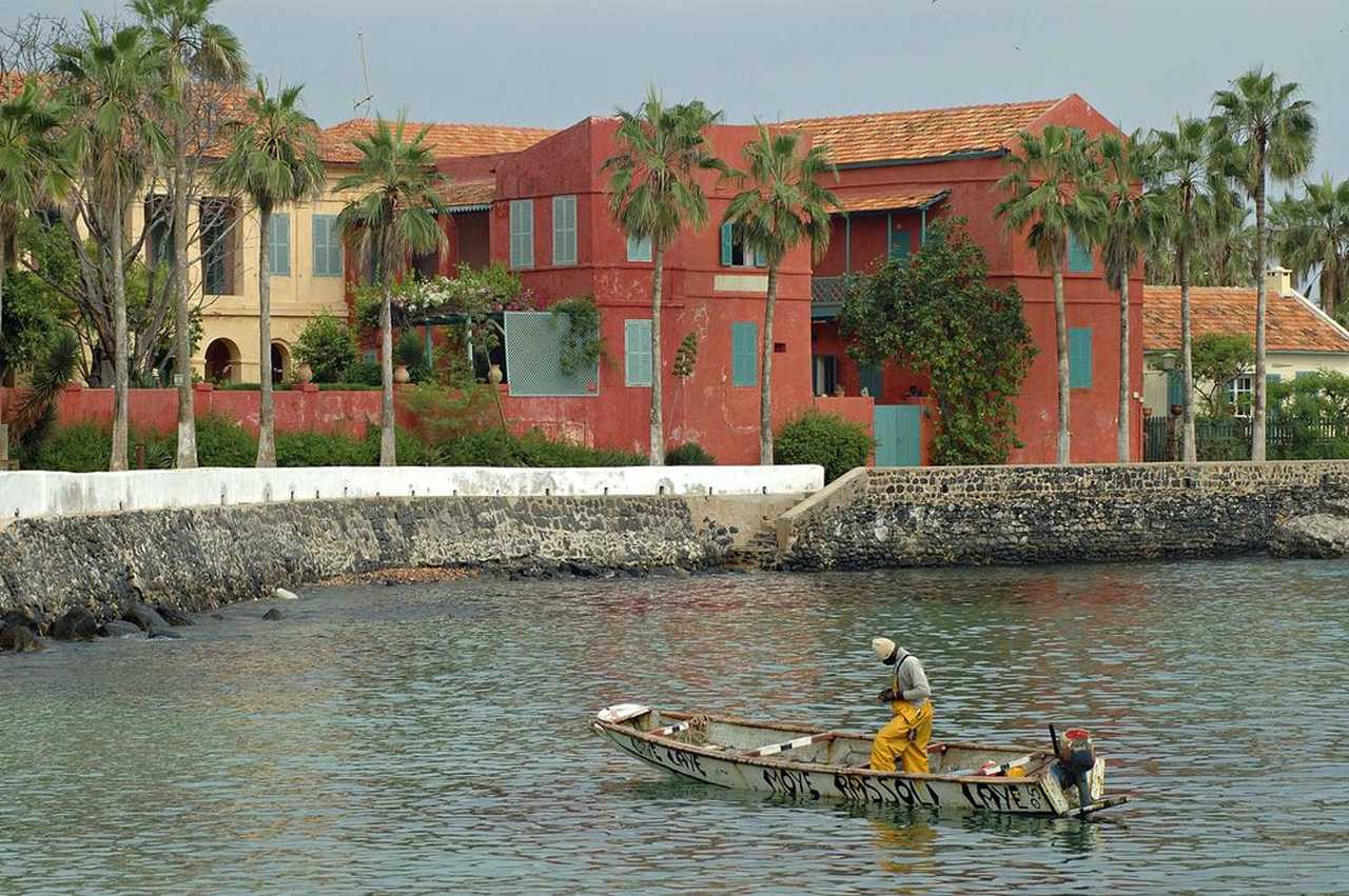 Pêcheur sur une barque au Sénégal