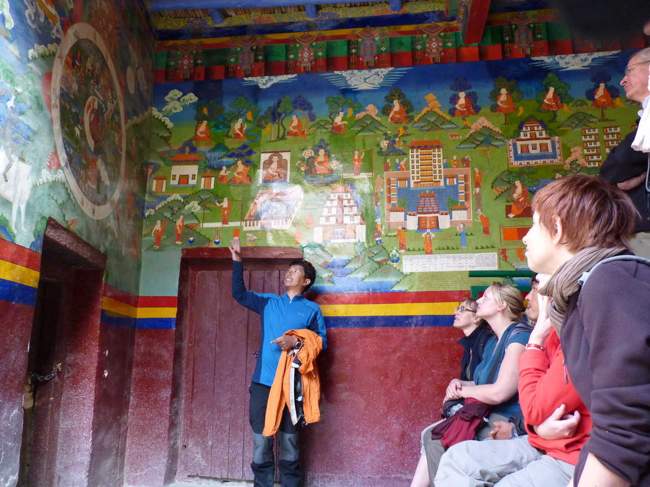 Peintures murales dans les grottes d'ermites à Saspol en Inde Himalayenne