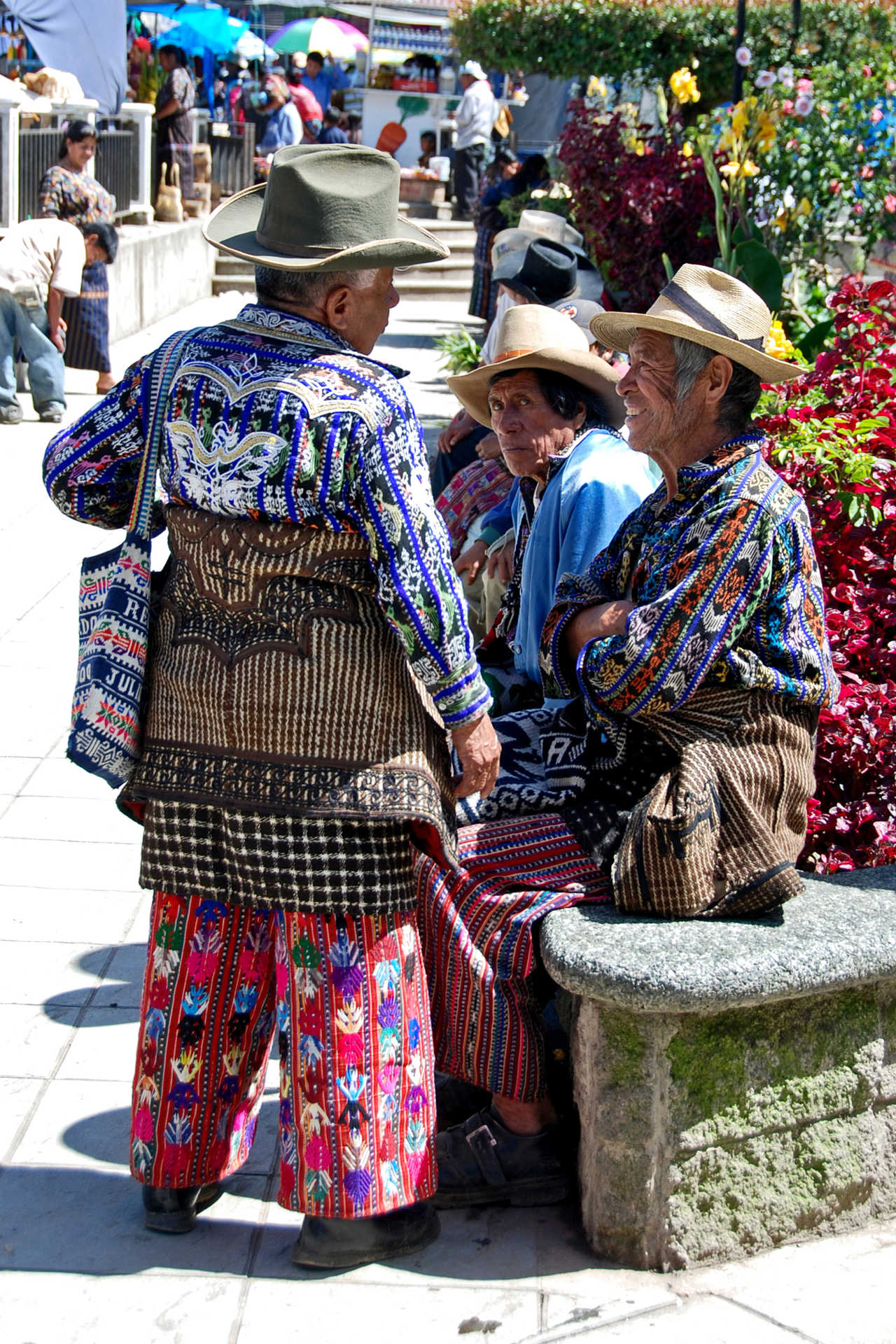 Personnes en costume traditionnel au Guatemala