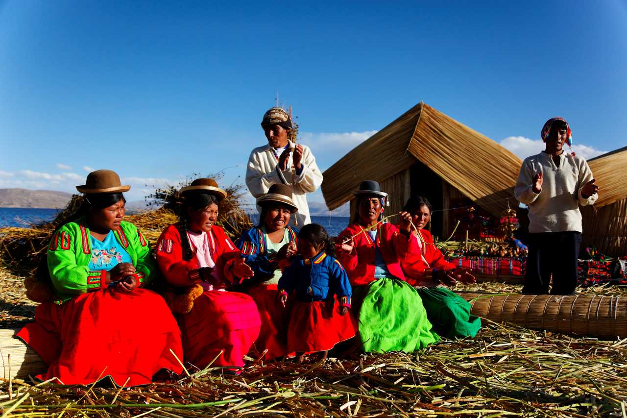 péruviens près du lac Titicaca en habits traditionnels qui chantent au Pérou