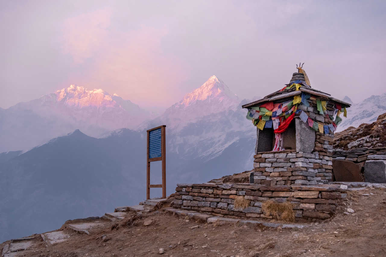 petisse batisse de prière avec un  vue sur Annapurna  pendant le levé de soleil au Népal