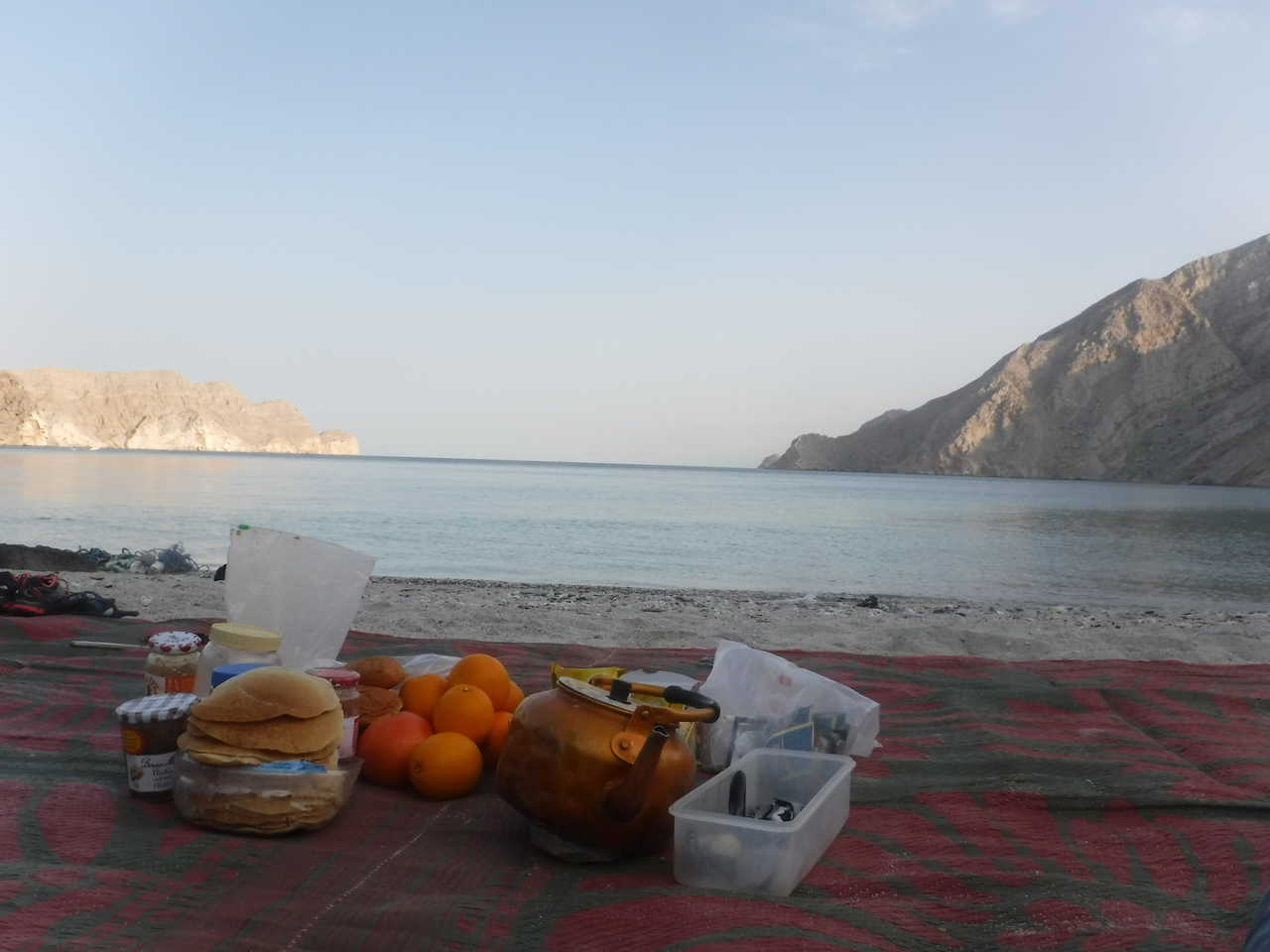 petit dejeuner devant un lac à Oman