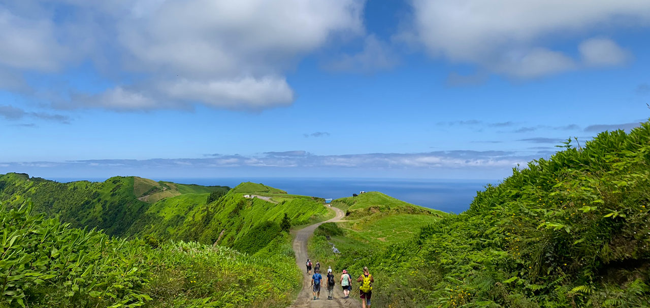 Petit groupe de randonneurs à Sete Cidades aux Açores