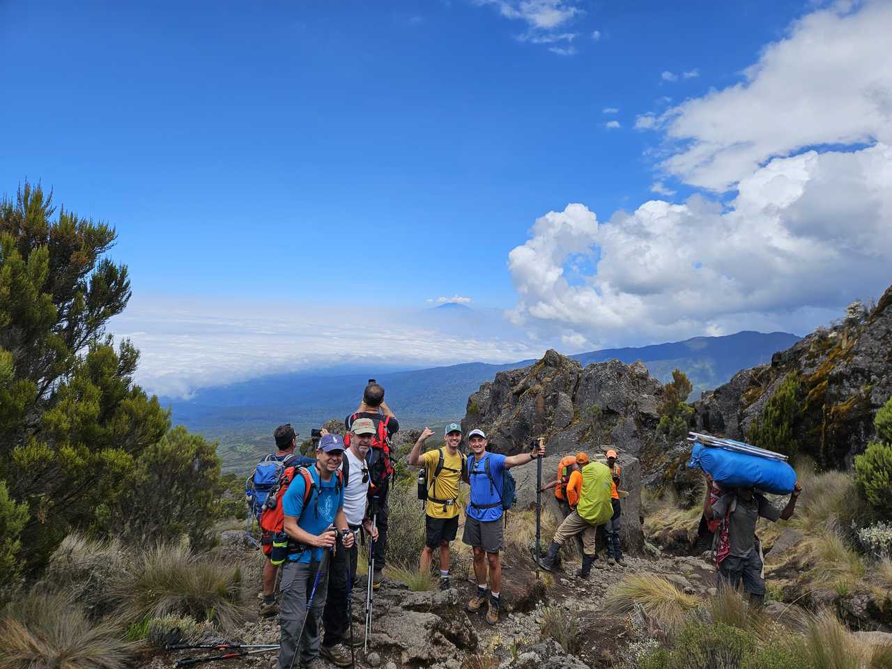 Petit groupe de randonneurs au camp Shira pendant l'ascension du Kilimandjaro en Tanzanie