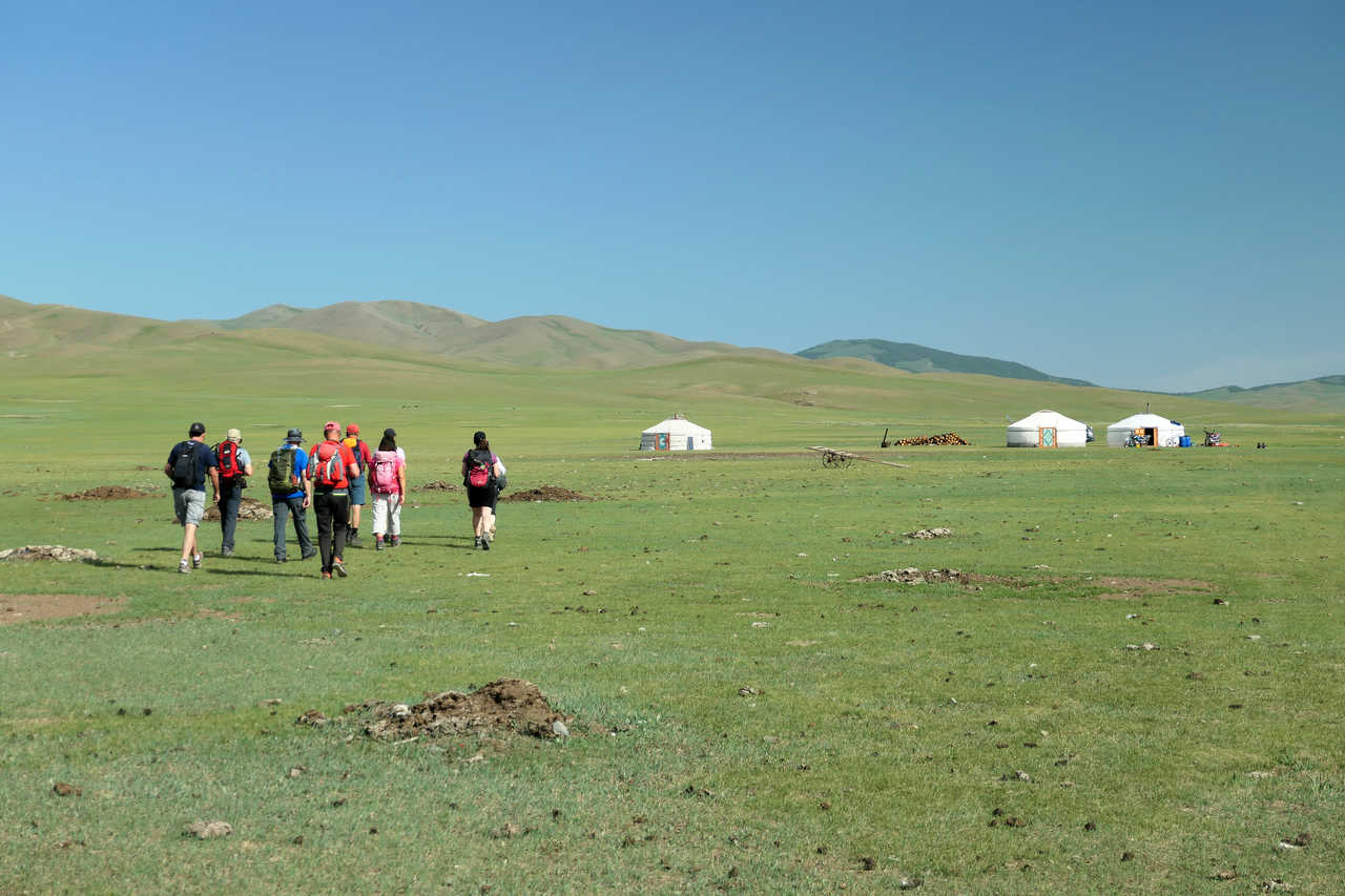 Petit groupe de randonneurs dans la vallée de l'Orkhon