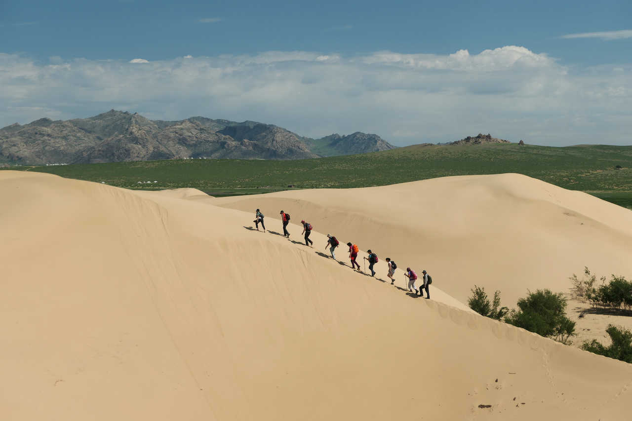 Petit groupe de randonneurs dans le désert de Gobi