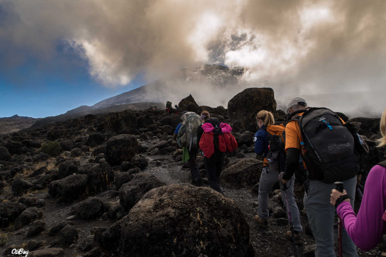 Petit groupe de randonneurs lors de l'ascension du Kilimandjaro sur la voie Shira en Tanzanie
