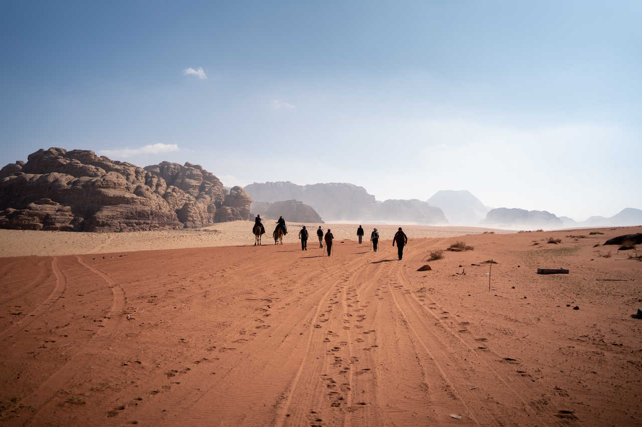 Petit groupe en randonnée dans le désert du Wadi Rum