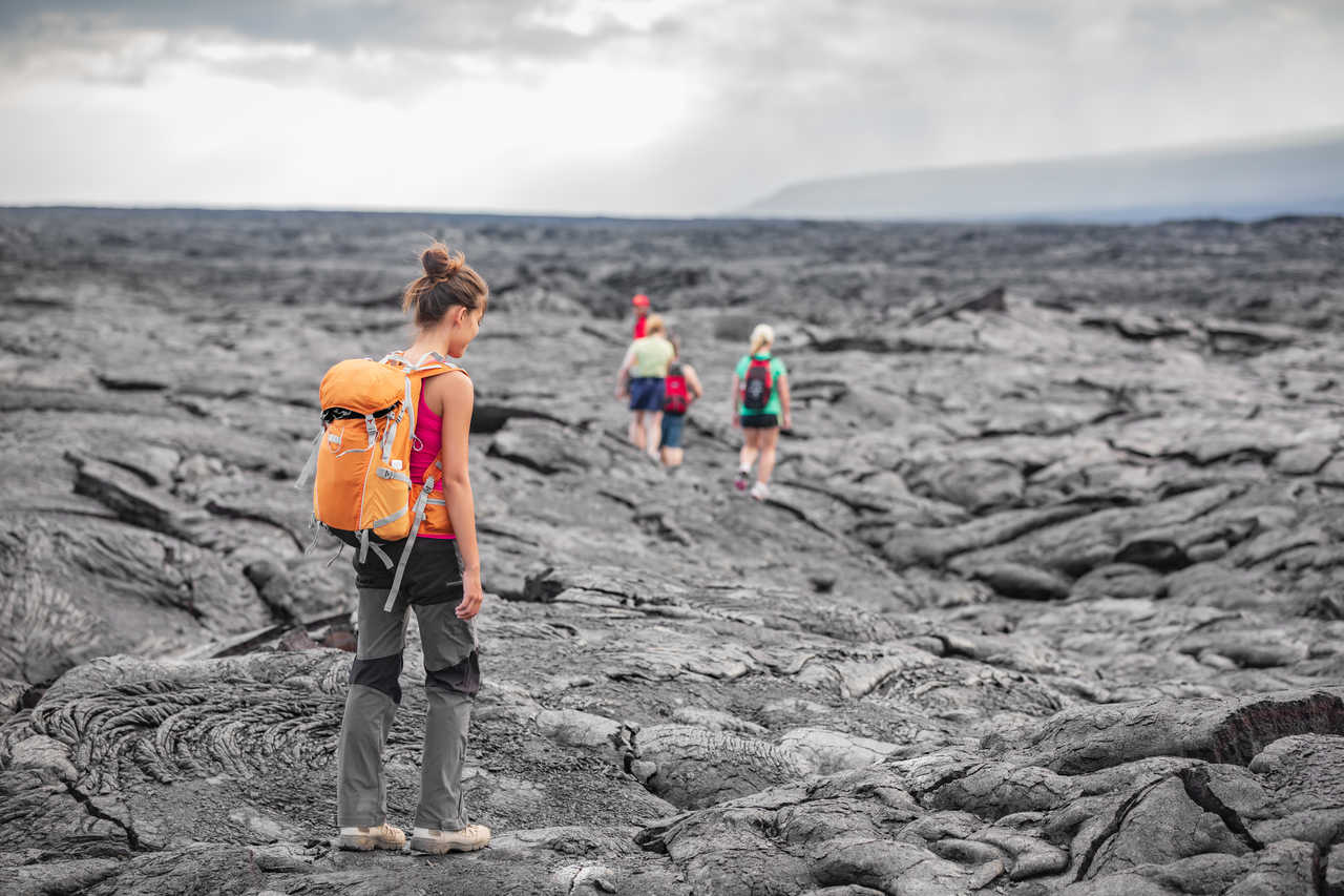 petit groupe en randonnée sur un sentier de lave à Hawai