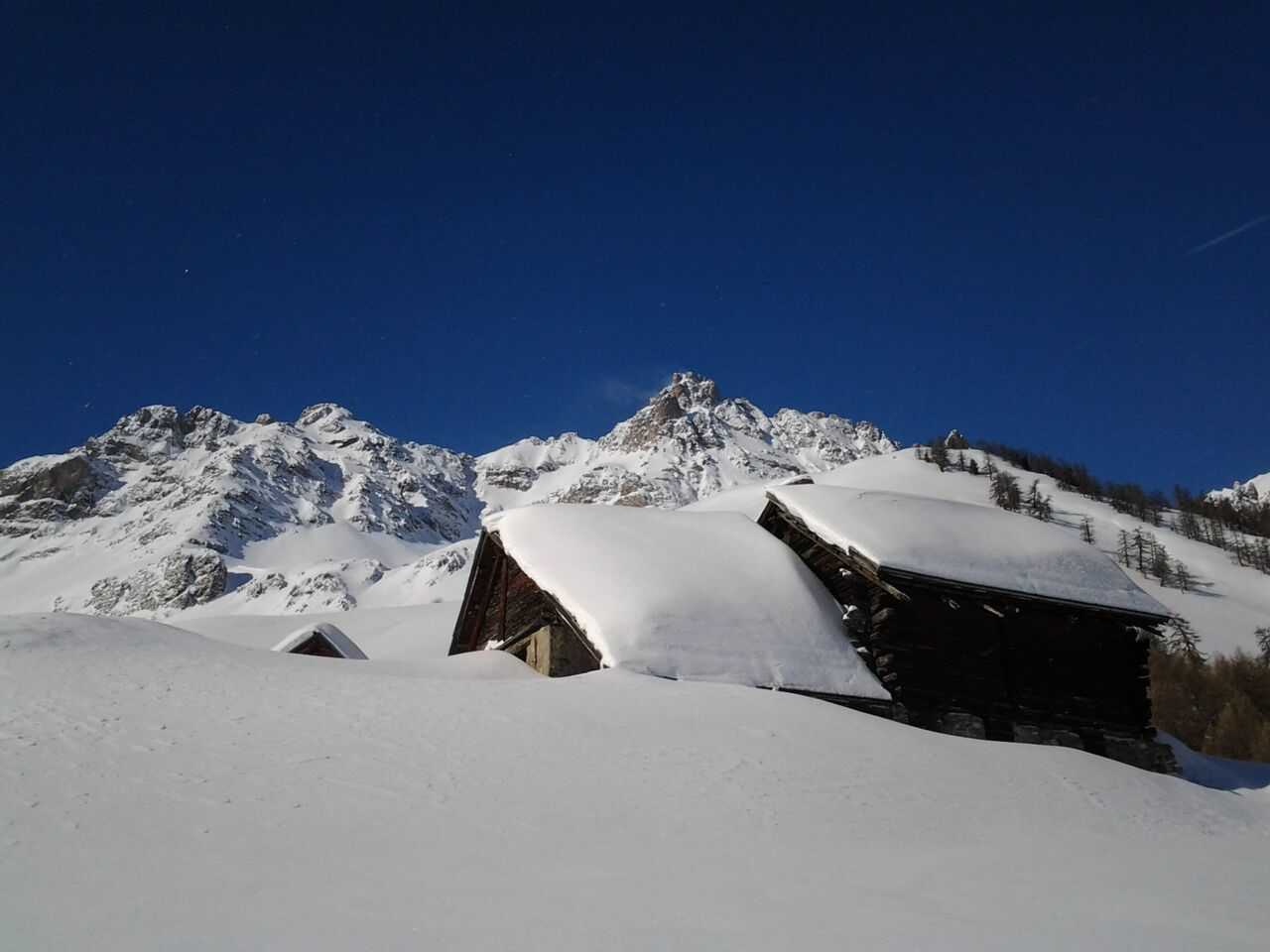 Petit hameau enneigé dans la vallée de la Clarée, Alpes du sud
