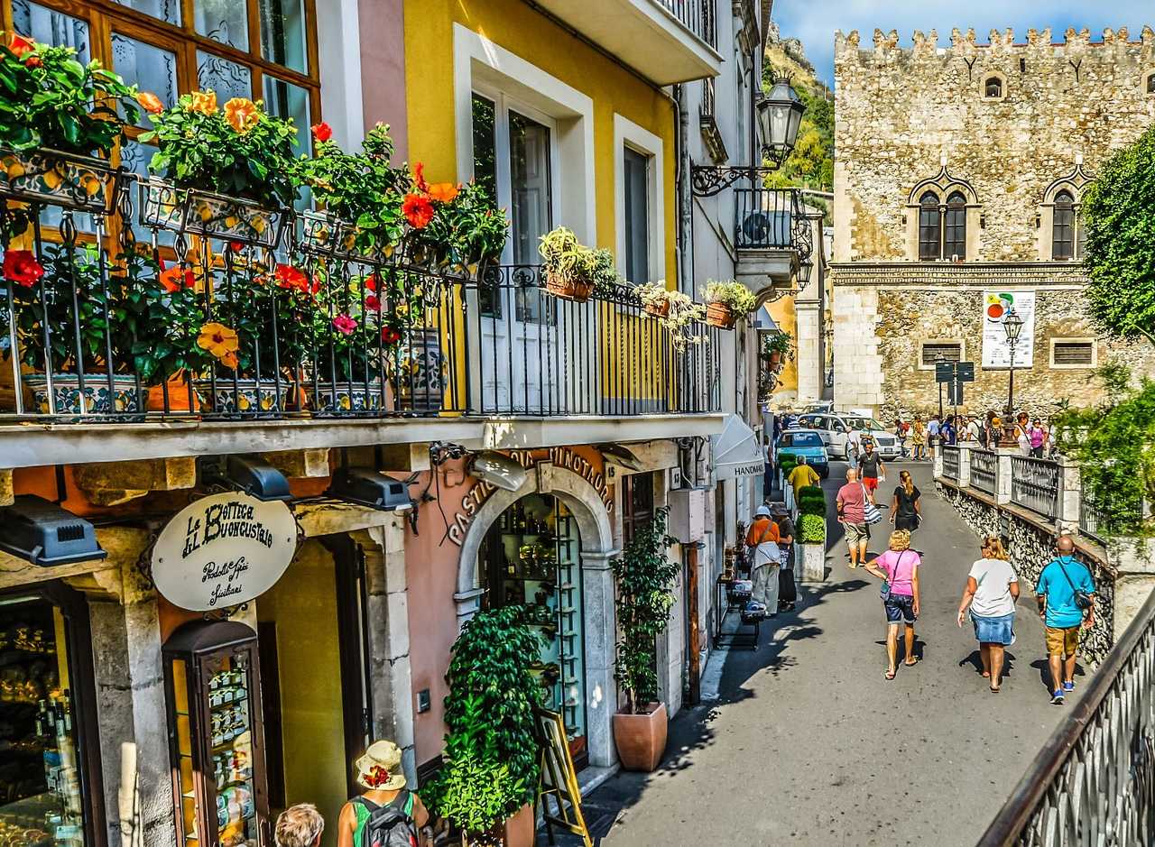 Petit village coloré de Taormina lors d'une trek dans les îles Eoliennes