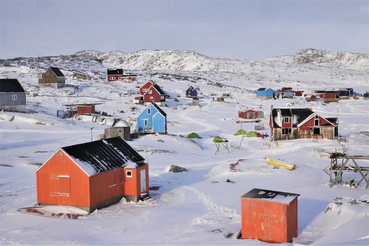 Petit village groenlandais l'hiver