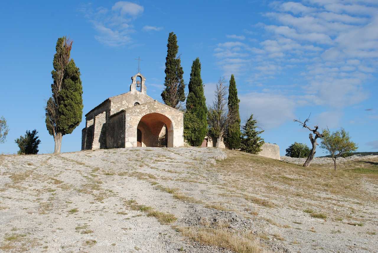 Petite chapelle dans les Alpilles, Provence