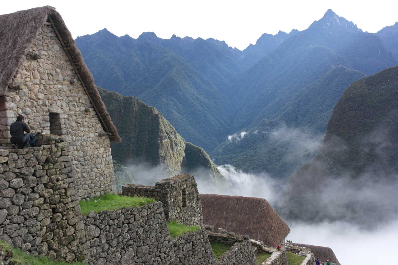 petite maison en pierre à l'entrée du site du Machu Picchu